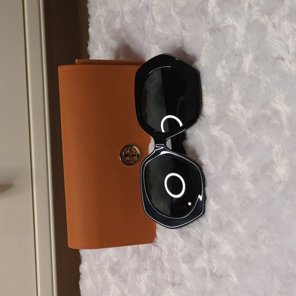 Tory Burch Black Sunglasses with Branded Case - Picture 3 of 9